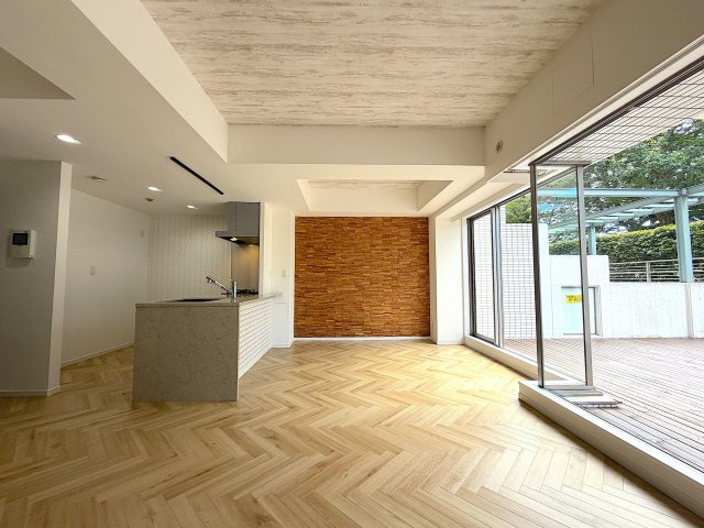 広々テラス付き3LDK／室内フルリノベーション／横浜浦島丘ヒルズの居間・リビング|窓が大きく、1階なのにとても明るいLDK約17.5帖！
壁面には「バンビーウッド」を装飾し、木の温もりを感じる落ち着いた暮らしです。