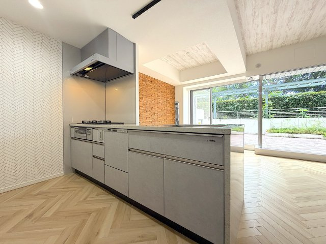 広々テラス付き3LDK／室内フルリノベーション／横浜浦島丘ヒルズのキッチン|開放感のあるオープンなカウンターキッチン。
日々の家事をしながら家族の会話が楽しめます。
