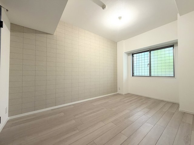 広々テラス付き3LDK／室内フルリノベーション／横浜浦島丘ヒルズの寝室|広々とした主寝室約6.8帖！
ダブルベットを置いてもゆとりがございます。