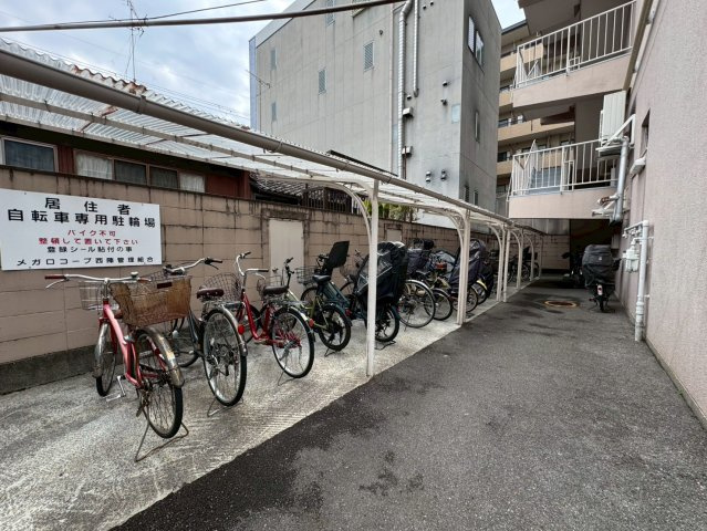 ◆２０２５年９月リフォーム完了◆水回りもピッカピカ◆８階部分の２ＬＤＫ住戸◆メガロコープ西陣A棟の駐輪場|駐輪場