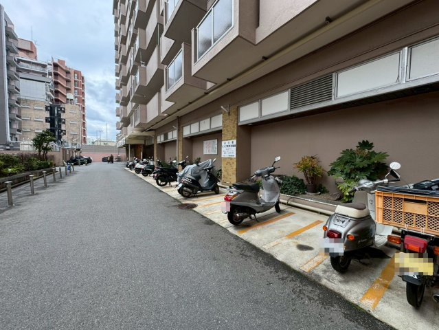 ◆２０２５年９月リフォーム完了◆水回りもピッカピカ◆８階部分の２ＬＤＫ住戸◆メガロコープ西陣A棟のその他共用部分|バイク置き場