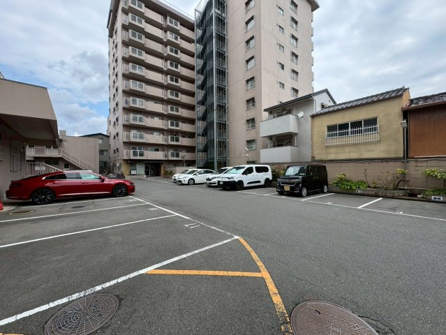 ◆２０２５年９月リフォーム完了◆水回りもピッカピカ◆８階部分の２ＬＤＫ住戸◆メガロコープ西陣A棟の駐車場|駐車場