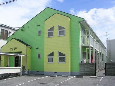 アプローズ奥戸壱番館の外観|ライムグリーンのポップな外観