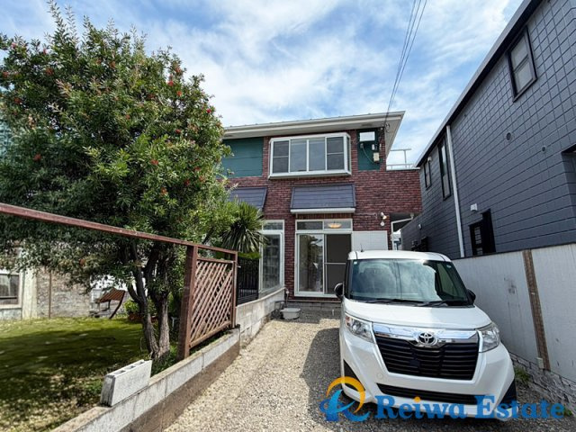 中古戸建　茅ヶ崎市松浪2丁目の外観|生活のしやすいアプローチ、閑静な住宅地に佇む邸宅です♪