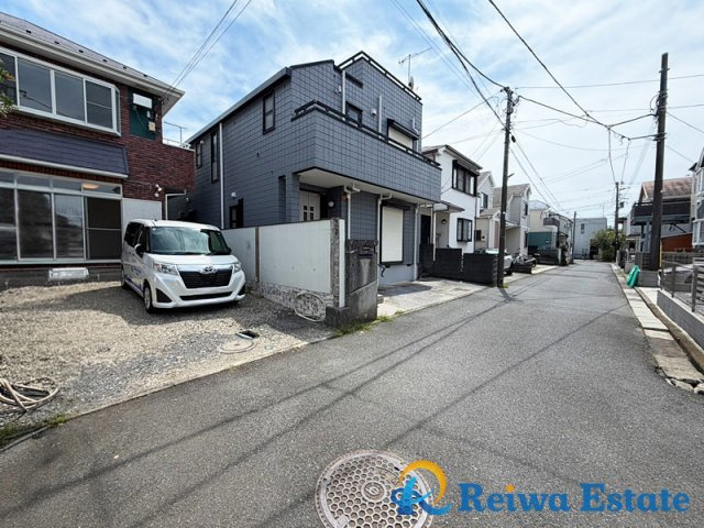 中古戸建　茅ヶ崎市松浪2丁目の前面道路含む現地写真|お車を所有される方に嬉しいカースペースあり！