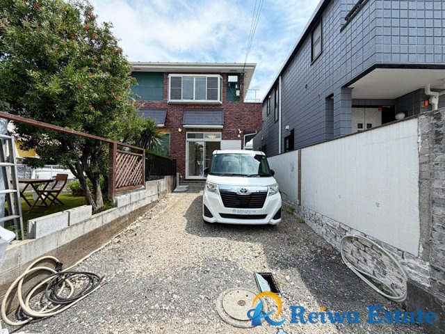 中古戸建　茅ヶ崎市松浪2丁目の駐車場|お子様の自転車やバイクの置場を確保できるゆとりの駐車スペースがございます♪