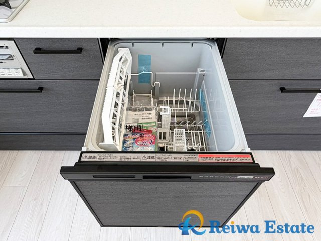 中古戸建　茅ヶ崎市松浪2丁目の設備|食洗機が生み出す、家族のゆとり時間。忙しい毎日に寄り添う、頼れるパートナーです。
