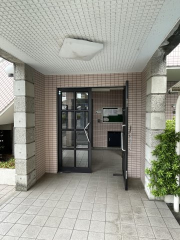 川崎市多摩区菅北浦３丁目の賃貸マンションのエントランス