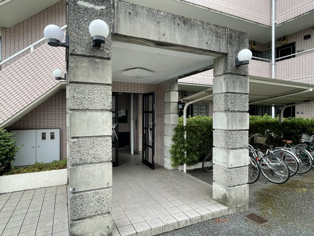 川崎市多摩区菅北浦３丁目の賃貸マンションのエントランス