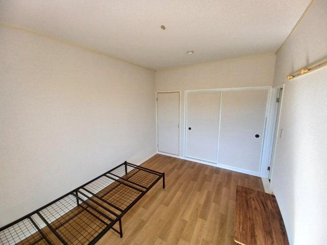 コンパクトで使いやすい洋室です