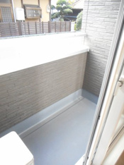 暖かな日差しのふりそそぐバルコニー