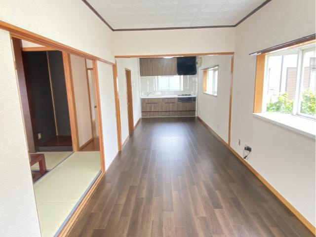 【居間・リビング】 | 筑西市門井　中古戸建 | リビングには和室が隣接し、お子様の遊び場や家事スペースにも大活躍です☆