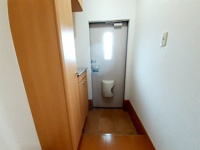 収納もある玄関です