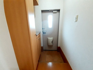収納もある玄関です