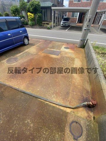 ハイツアローザの駐車場