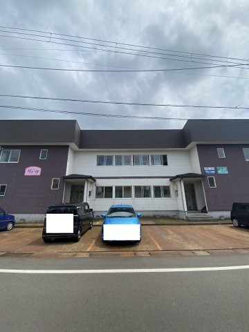 ハイツアローザの駐車場