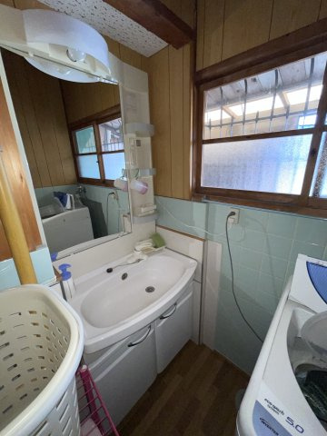 下泉町1丁目　中古戸建の独立洗面台