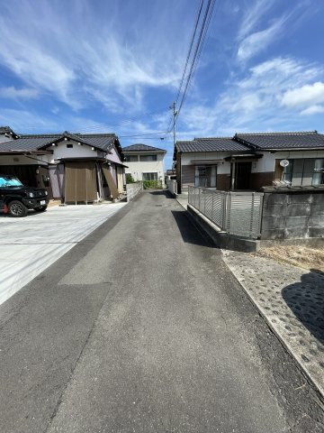 下泉町1丁目　中古戸建の前面道路含む現地写真