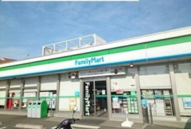 ファミリーマートまで700m