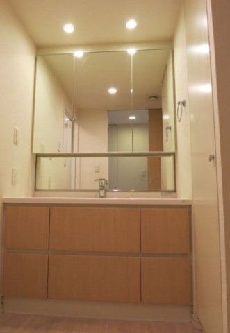 東京フロントコートの洗面所|明るい洗面所です