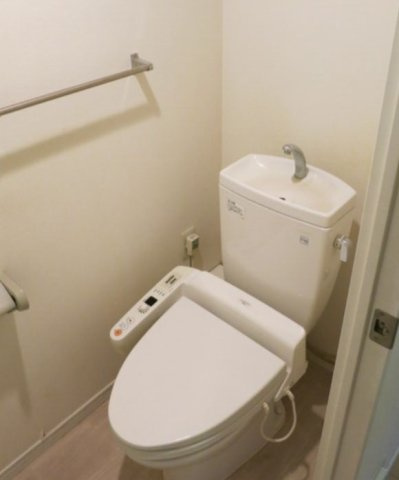 東京フロントコートのトイレ|落ち着いた色調のトイレです