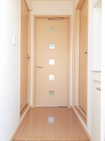 収納もある玄関です