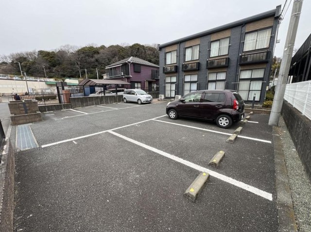 レオパレスグリーンパーク深谷 の駐車場
