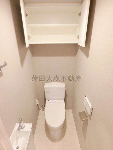 JP noie西蒲田のトイレ|手洗い、吊り戸棚収納温水洗浄便座付きのトイレ　