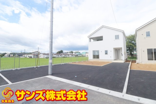 矢吹町八幡町第２１　　　５号棟　　　善郷小学校、矢吹中学区の外観|北東側から見た駐車場を含む外観♪