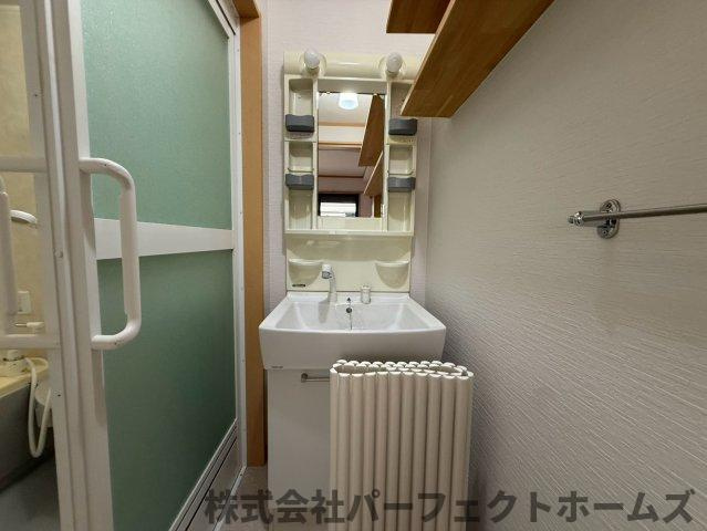 倉治2丁目戸建の独立洗面台|朝の支度にも助かる、独立の洗髪洗面化粧台