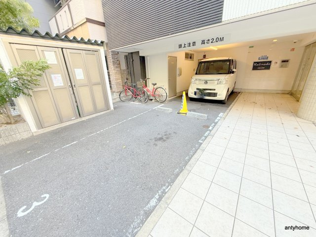 レフィナード恵美須　仲介手数料無料の駐車場