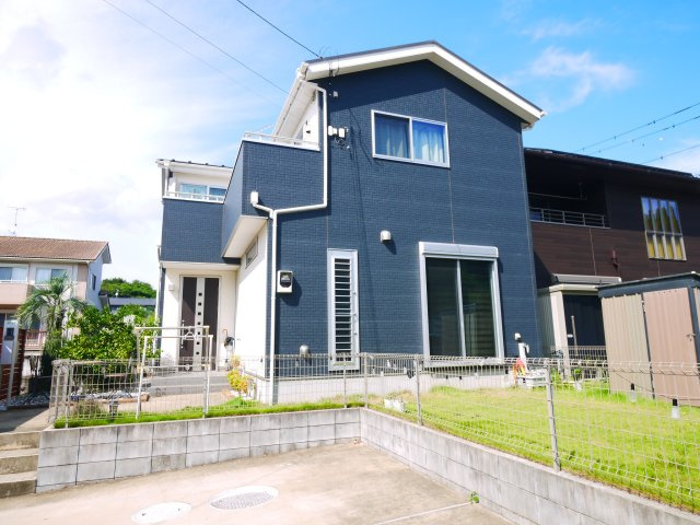 富里市七栄　中古戸建の外観|令和2年1月築 芝の庭 駐車並列2台可能 ジョイフル本田徒歩約15分 閑静な分譲地内
