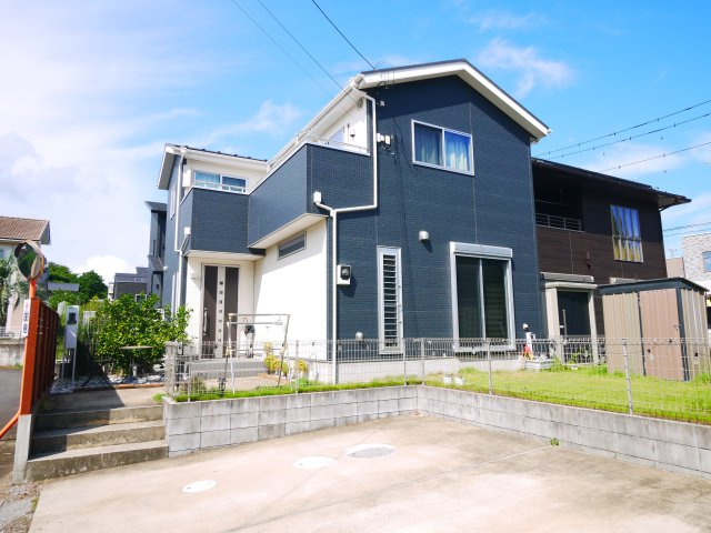 富里市七栄　中古戸建の外観|令和2年1月築 芝の庭 駐車並列2台可能 ジョイフル本田徒歩約15分 閑静な分譲地内