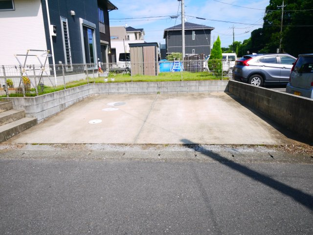 富里市七栄　中古戸建の駐車場|令和2年1月築 芝の庭 駐車並列2台可能 ジョイフル本田徒歩約15分 閑静な分譲地内
