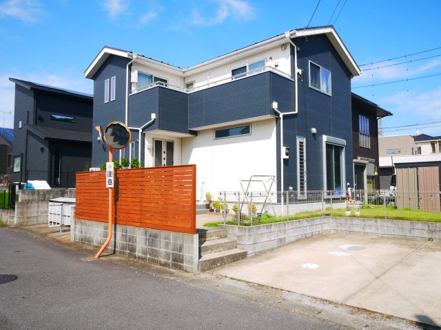 富里市七栄　中古戸建の外観|令和2年1月築 芝の庭 駐車並列2台可能 ジョイフル本田徒歩約15分 閑静な分譲地内