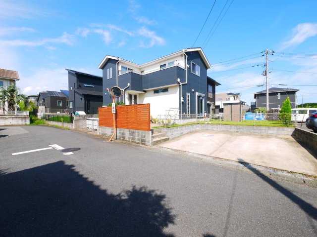富里市七栄　中古戸建の前面道路含む現地写真|令和2年1月築 芝の庭 駐車並列2台可能 ジョイフル本田徒歩約15分 閑静な分譲地内