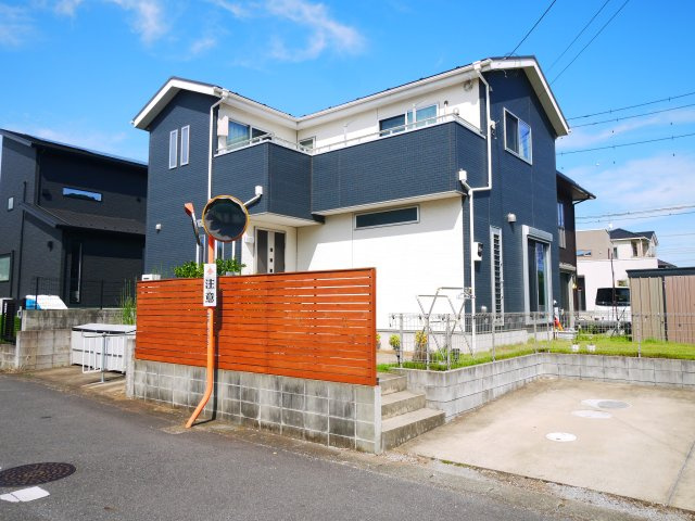 富里市七栄　中古戸建の外観|令和2年1月築 芝の庭 駐車並列2台可能 ジョイフル本田徒歩約15分 閑静な分譲地内