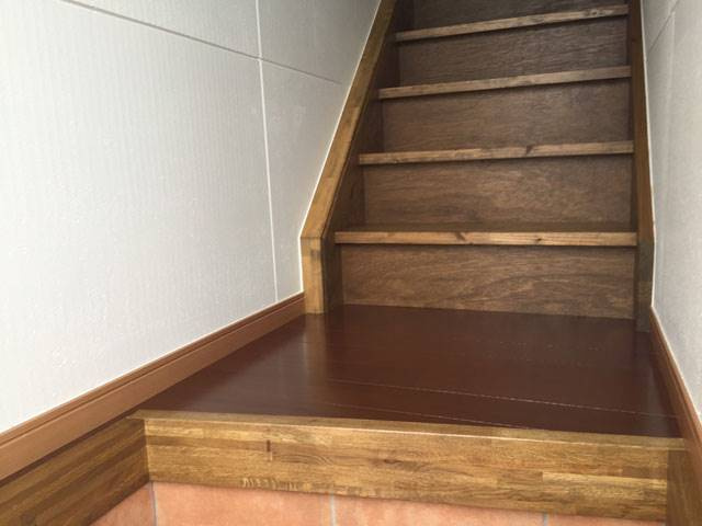 八女市本町のアパートの玄関