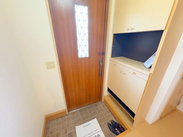 榮タウンハウスの玄関|明るい玄関です