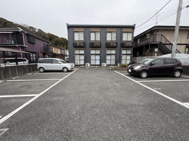レオパレスグリーンパーク深谷 の駐車場