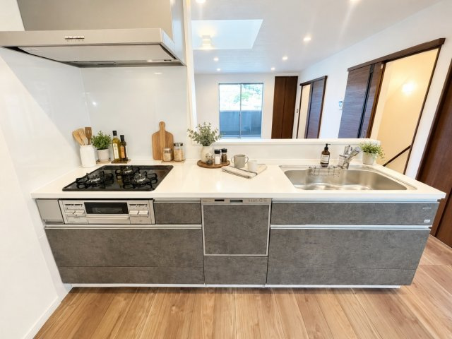 松尾井戸町　全７区画の分譲地|【施工例】
食器洗乾燥機や3コンロ、グリルが備え付けのシステムキッチンで毎日のお料理が楽しめちゃう！（※家具はCGによるイメージです）