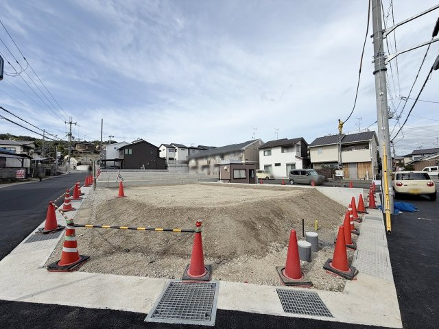 松尾井戸町　全７区画の分譲地の前面道路含む現地写真|ぽかぽか日当たり良好！晴れた日は太陽の光がたっぷり差込ます♪（R8.8撮影）