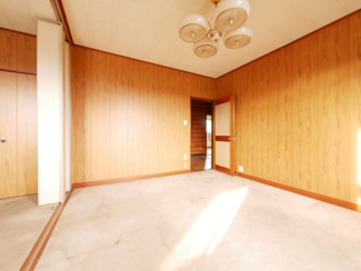 【内装】 | 甲府市西田町 敷地148坪・建物358㎡の広々中古戸建 | 3階　7帖　洋室