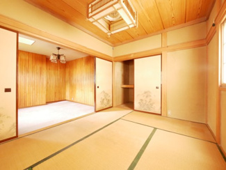【和室】 | 甲府市西田町 敷地148坪・建物358㎡の広々中古戸建 | 3階　6帖和室と7.35帖洋室