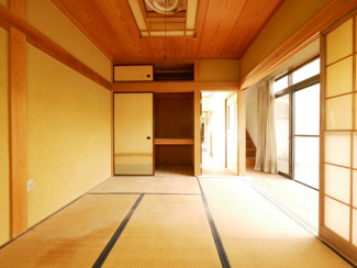 【和室】 | 甲府市西田町 敷地148坪・建物358㎡の広々中古戸建 | 1階　6帖　和室