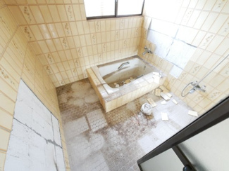 【浴室】 | 甲府市西田町 敷地148坪・建物358㎡の広々中古戸建 | 2階　メインバスルーム　手入れは必要ですが、広くスペースが取れています。