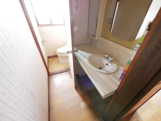 【洗面所】 | 甲府市西田町 敷地148坪・建物358㎡の広々中古戸建 | 2階　洗面