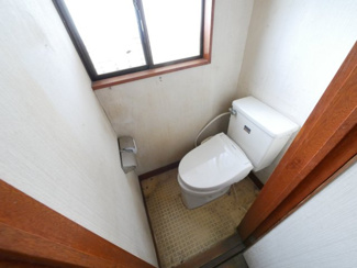 【トイレ】 | 甲府市西田町 敷地148坪・建物358㎡の広々中古戸建 | 2階　トイレ