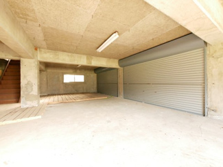 【その他】 | 甲府市西田町 敷地148坪・建物358㎡の広々中古戸建 | 1階　ユーティリティスペース　50帖以上　大型シャッター付き