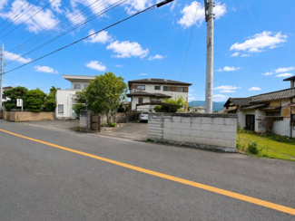 【前面道路含む現地写真】 | 甲府市西田町 敷地148坪・建物358㎡の広々中古戸建 | 前面道路は県道天神平甲府線